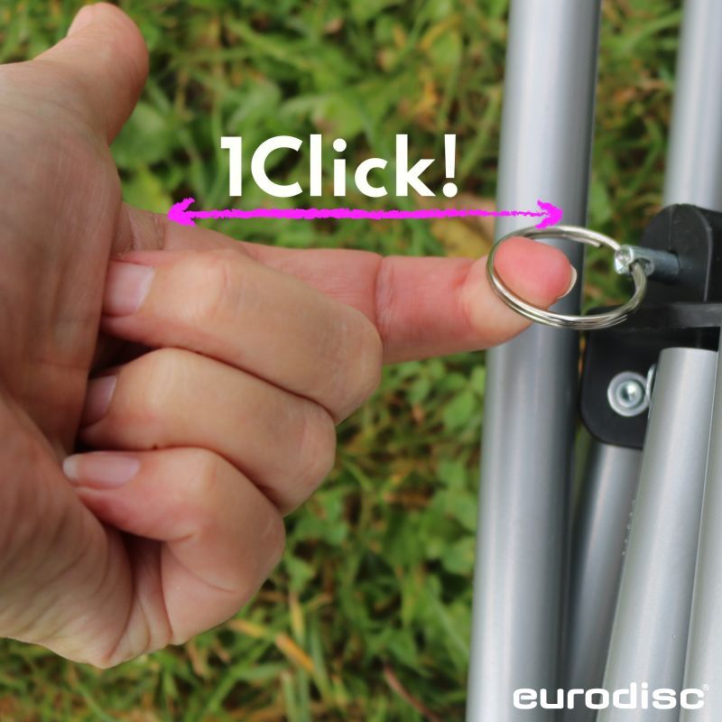 Finger zieht am Ring des eurodisc 1Click! – Demonstration des Aufspann-Mechanismus