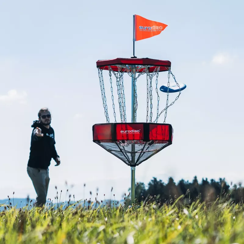 Spieler trifft den eurodisc Chainwalker mit einer Discgolf-Scheibe