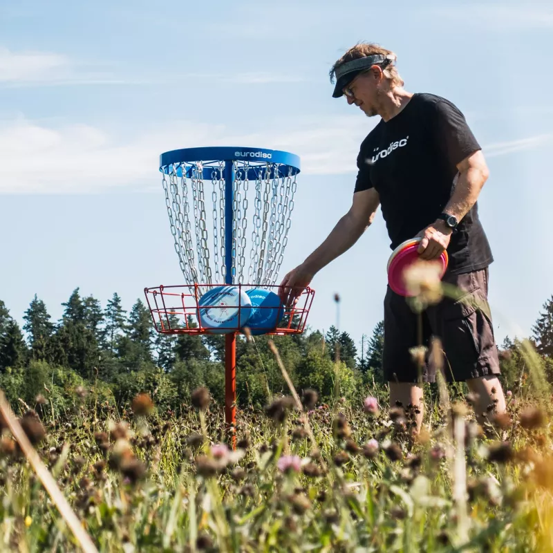 Spieler entnimmt seine Discgolf-Scheibe aus dem eurodisc Double Layer Chain Target